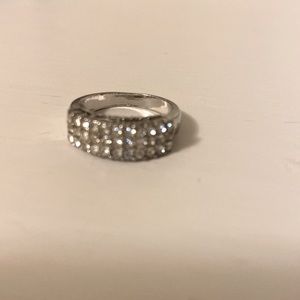 Silver ring with white zircon stones
So fancy 😍